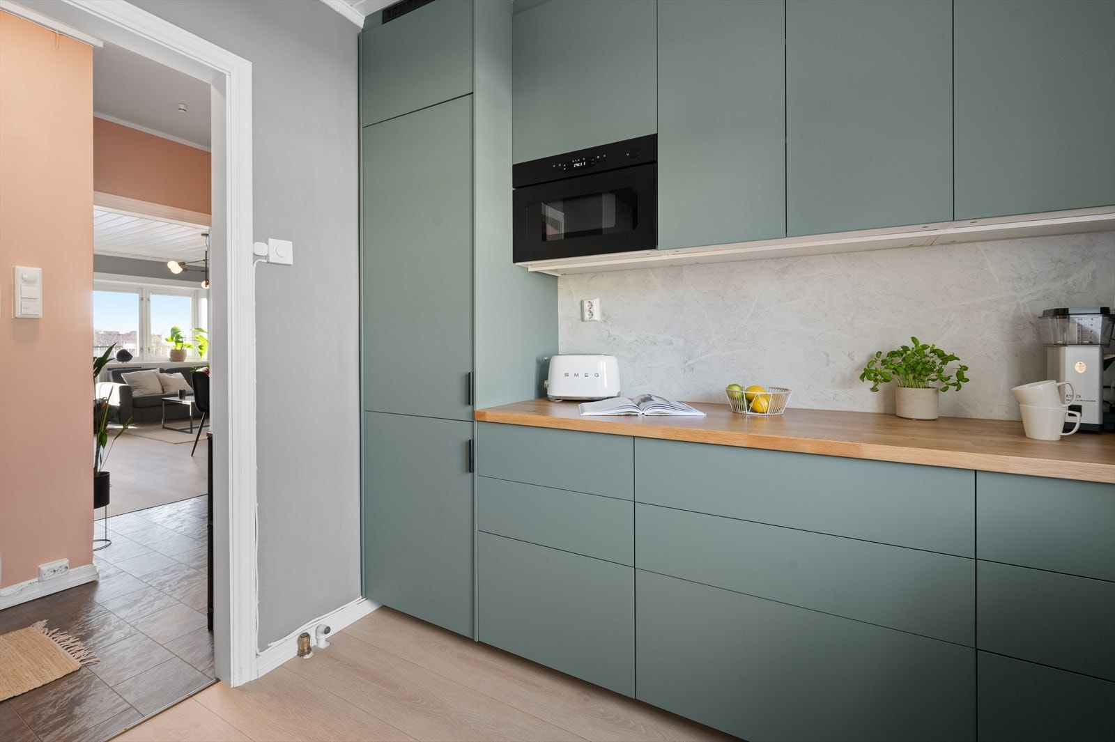 Godt med oppbevaringsplass i skap og skuffer samt praktiske arbeidsflater. Galleribilde