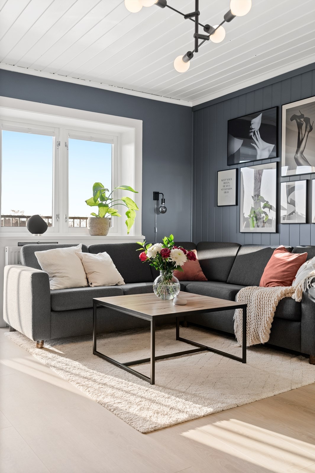 Takhøyden i stuen ble målt til ca. 2,53 meter. Galleribilde