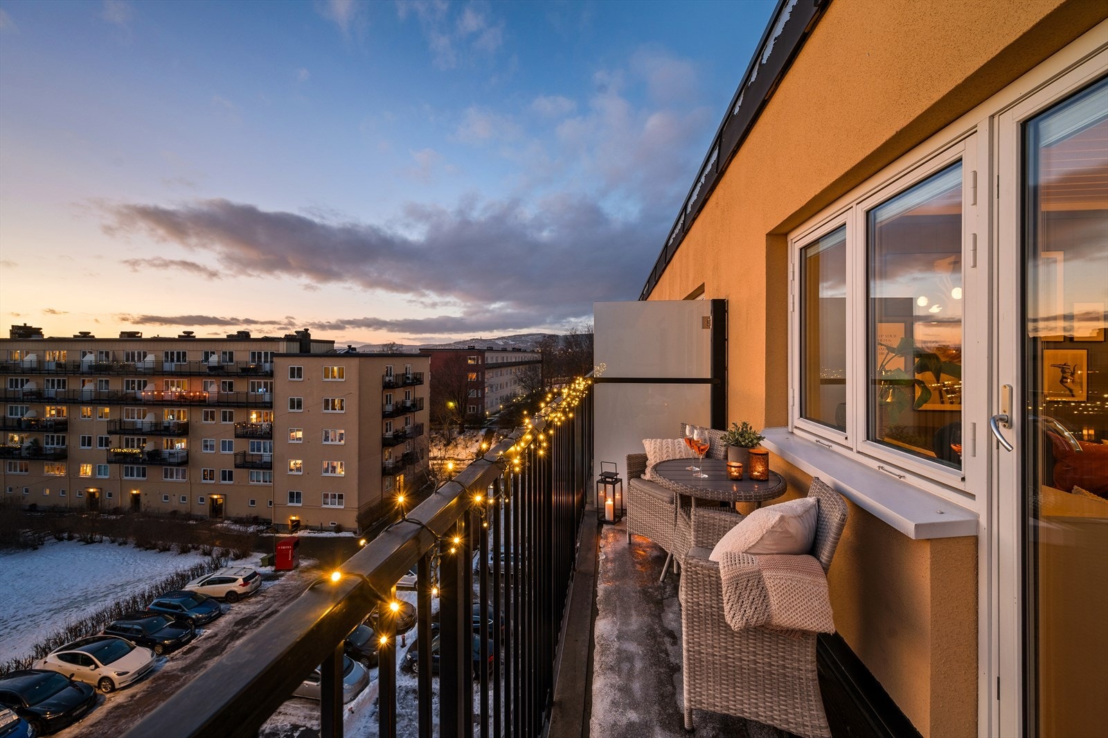 Fra stuen er det utgang til romslig balkong på ca. 6 kvm. Galleribilde