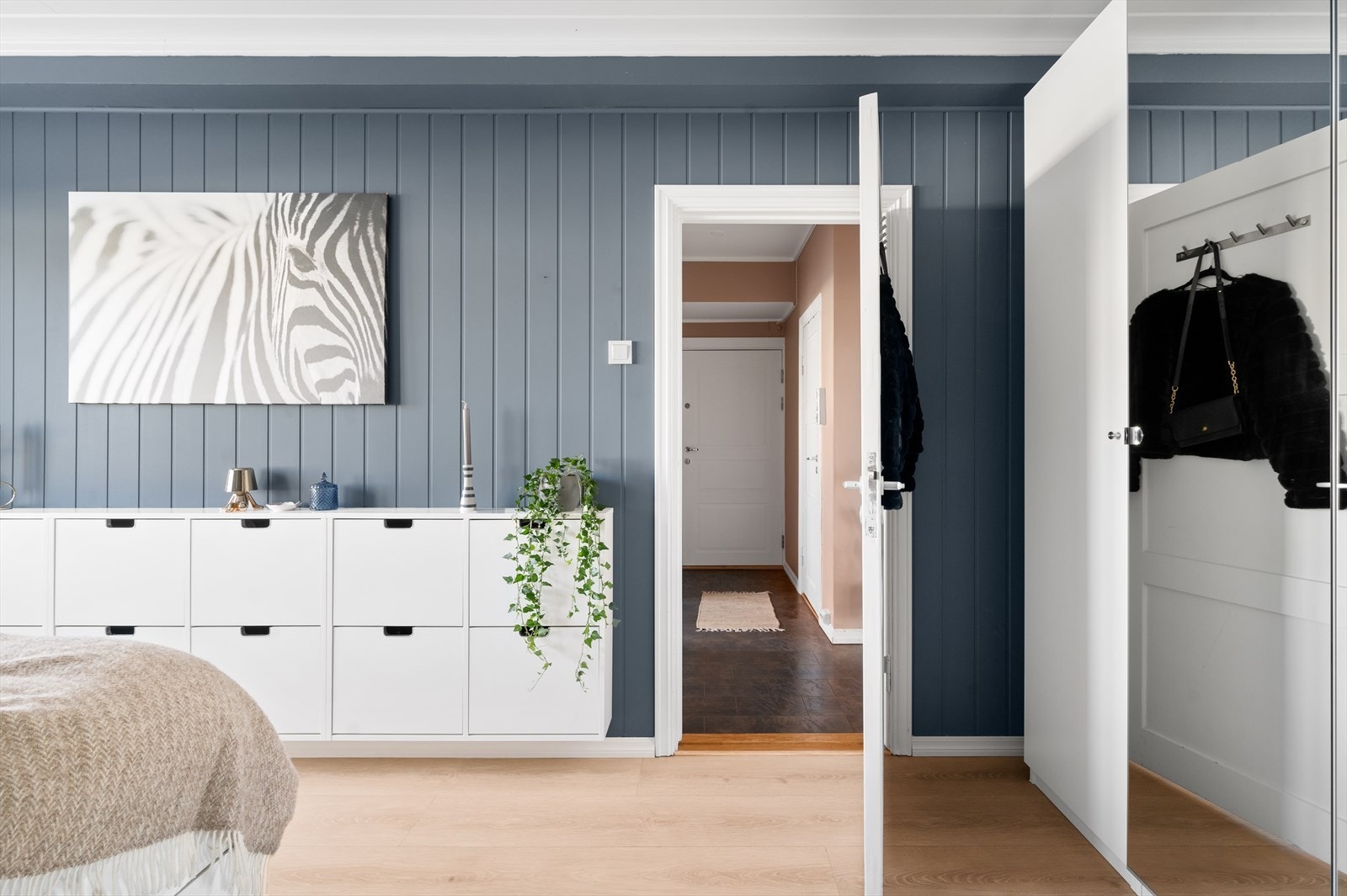 Soverommet er malt i en delikat farge med god plass til dobbeltseng. God plass til nattbord på hver side. Galleribilde