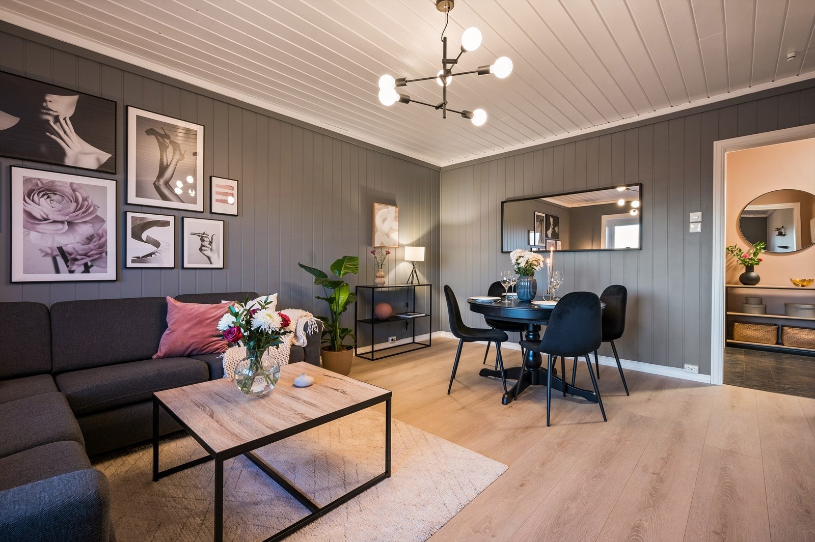 Det er radiatorer tilknyttet til vannbåren varme som gir en jevn og behagelig temperatur året rundt i boligen. Galleribilde