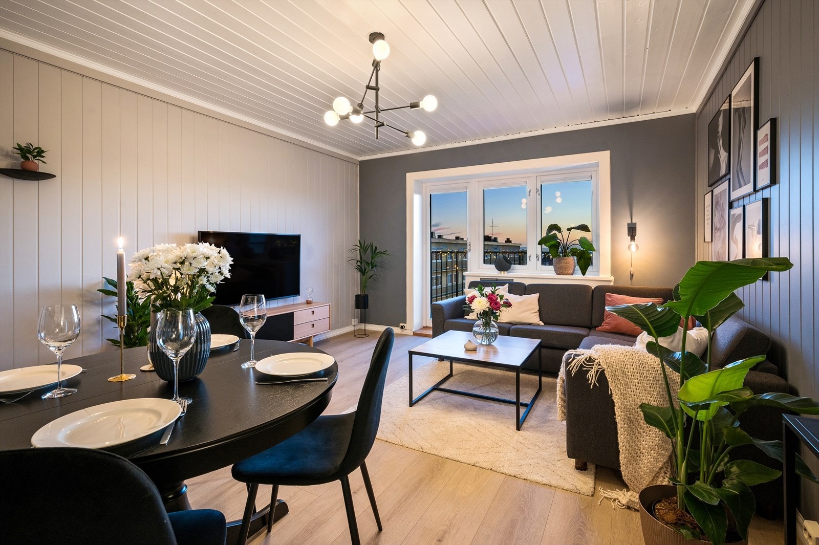 Vegger med malt betong og panel. I 2022 ble det lagt slitesterkt laminat. Galleribilde