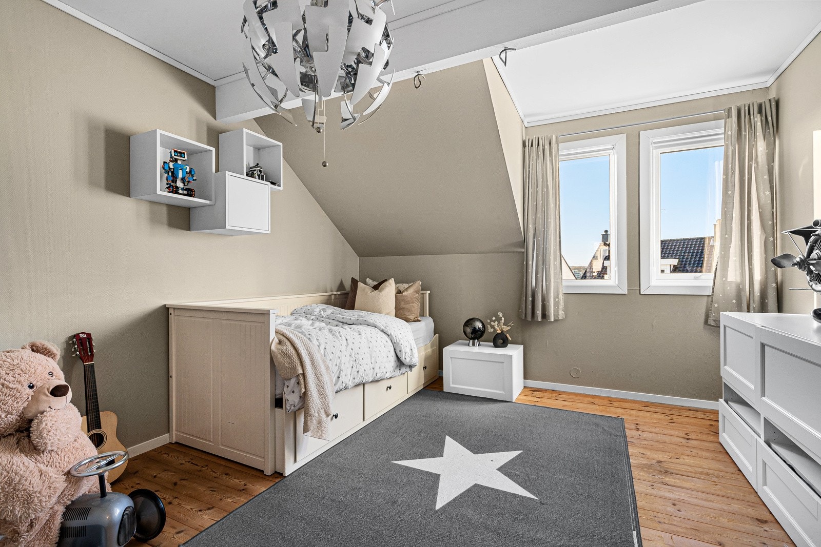 Boligen har tre soverom, alle med gode lysforhold og plass til oppbevaring. Galleribilde