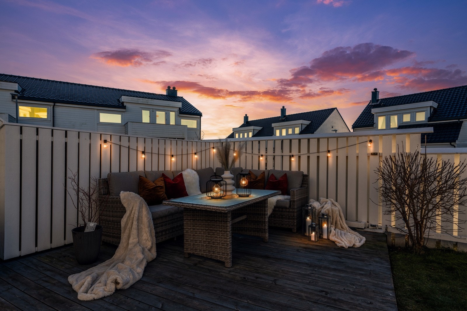 Kveldskos på terrassen! Nyt sene sommerkvelder i en skjermet og privat uteplass. Galleribilde