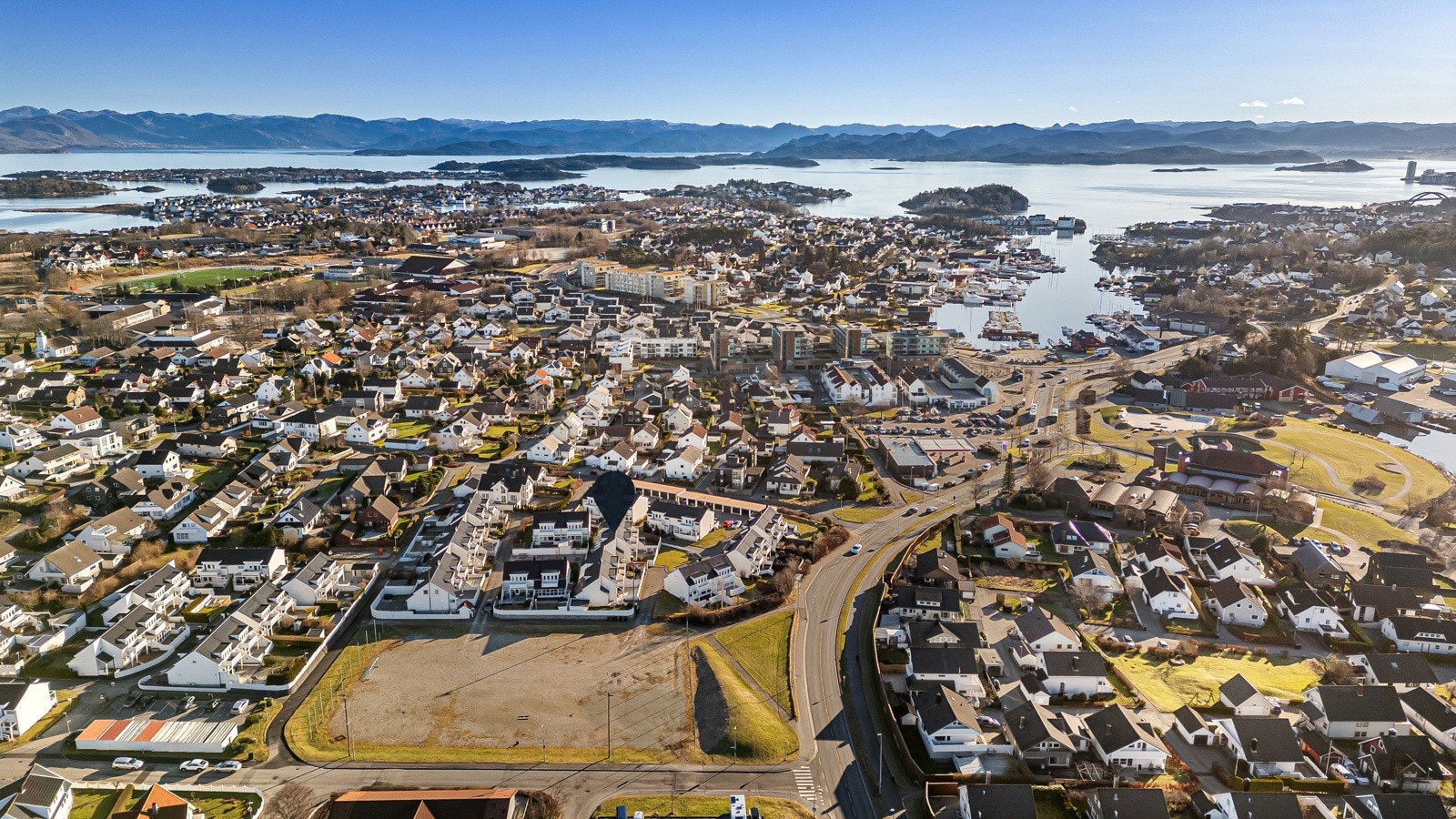 Luftig perspektiv over nærområdet - et trygt og rolig boligfelt med nærhet til skoler, barnehager og fritidsaktiviteter. Galleribilde