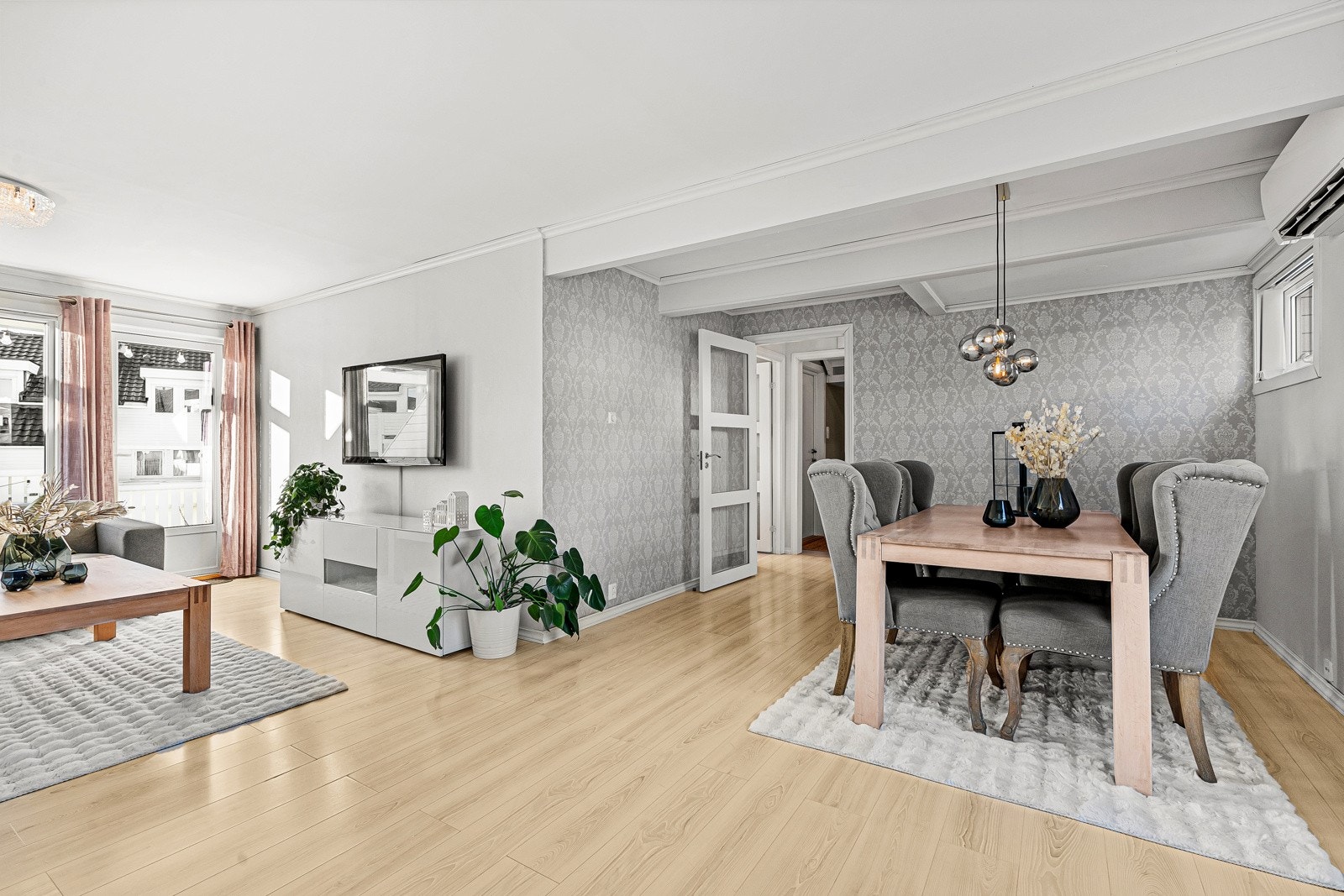 Åpen og sosial planløsning mellom stue og spisestue - perfekt for samvær. Galleribilde