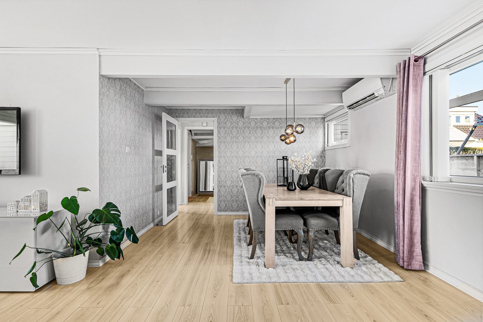 Moderne og innbydende stue med god plass til både sofa- og spisegruppe. Galleribilde