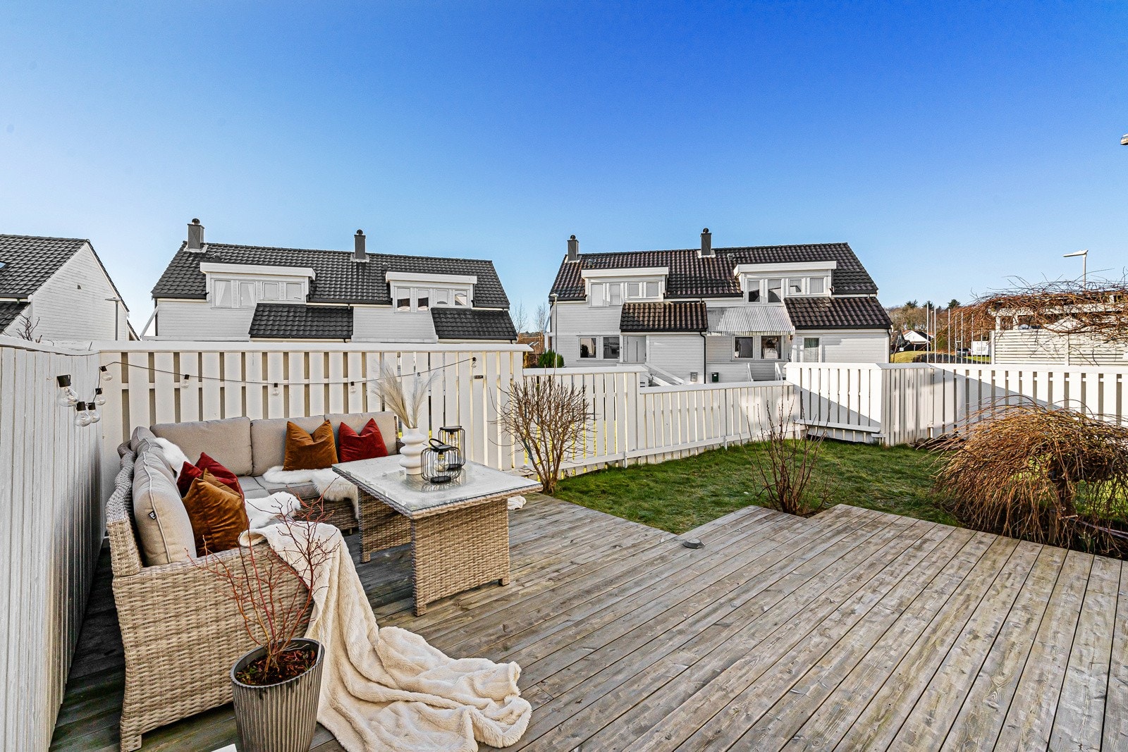 Romslig hage med både plen og terrasse - perfekt for lek og avslapning. Galleribilde