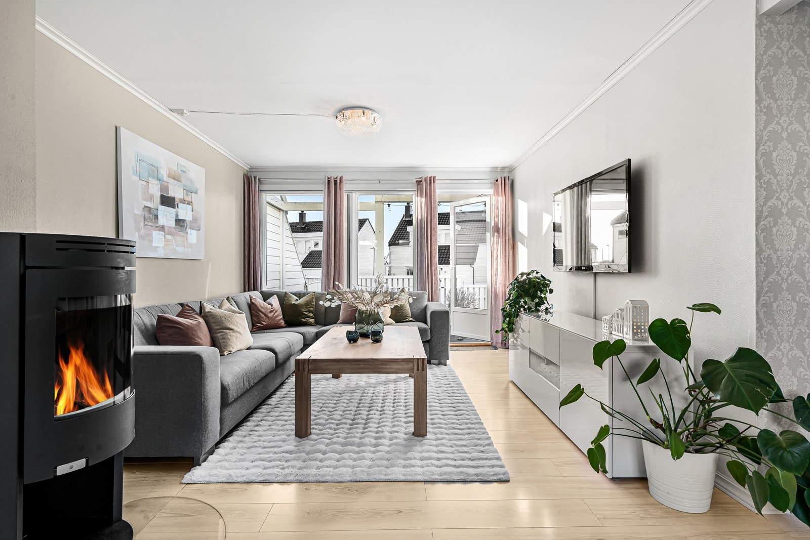 Lys og romslig stue med store vindusflater som slipper inn rikelig med dagslys. Galleribilde