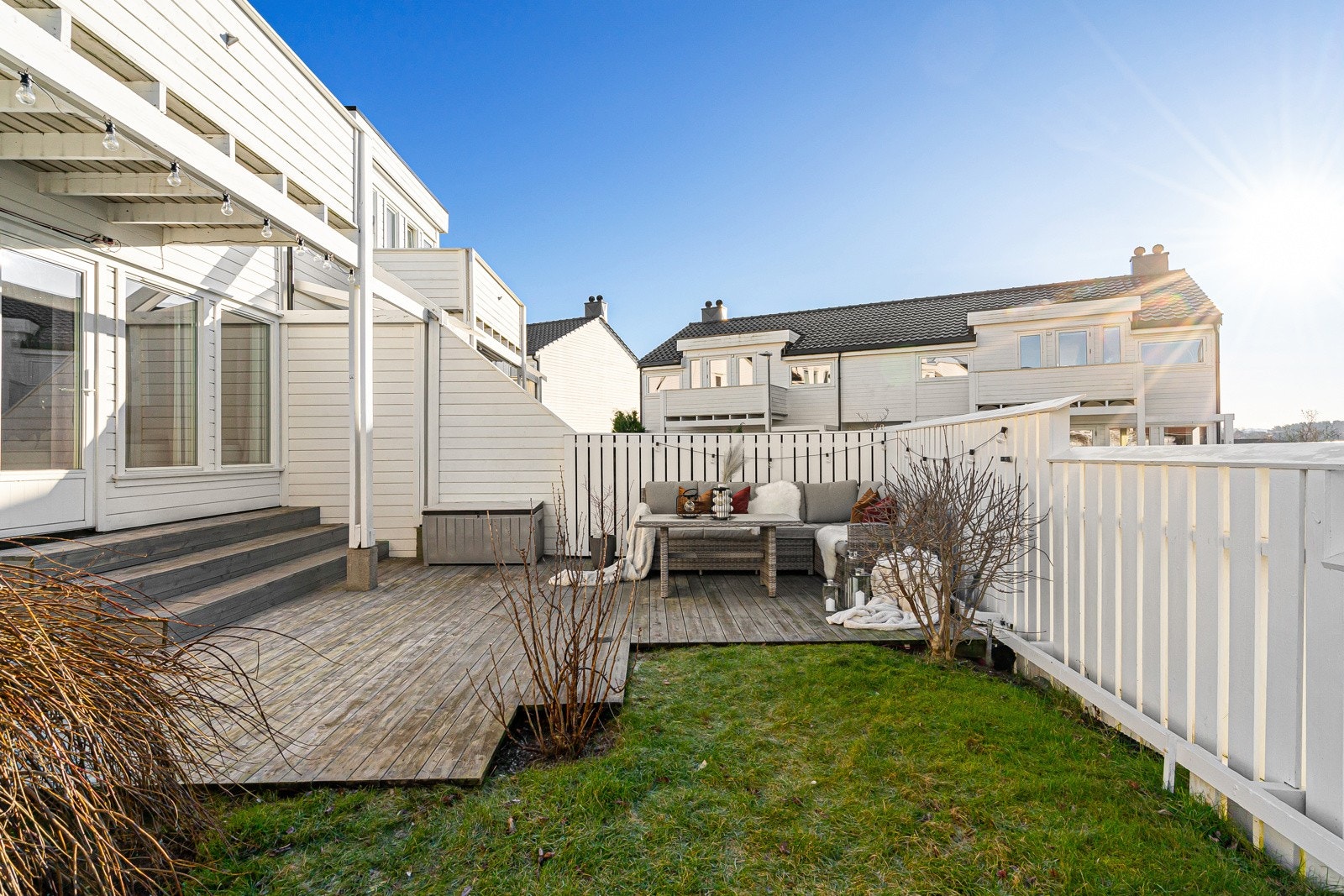 Lun og koselig terrasse med flotte solforhold - perfekt for hyggelige sommerdager. Galleribilde