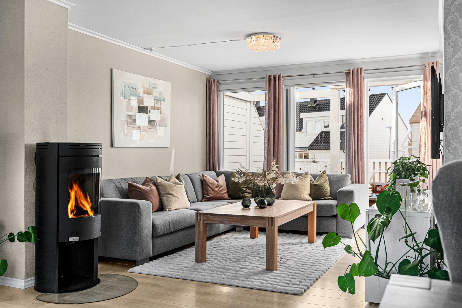 Fra stuen er det utgang til solrik terrasse og hage. Galleribilde
