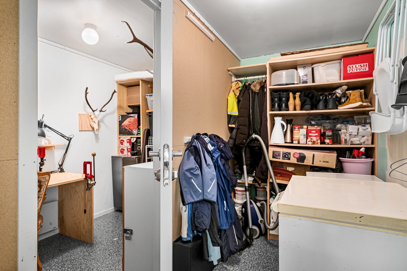 Lettvegg i boden er satt på eksisterende gulv og kan lett fjernes om ønskelig. Galleribilde