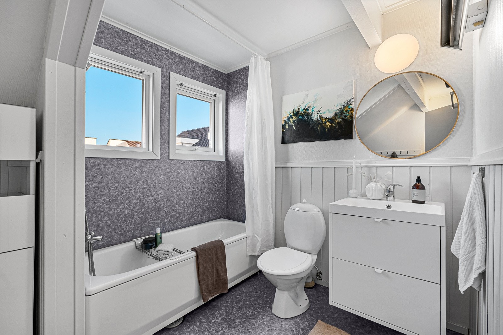 Badet i 2.etasje er utvidet fra opprinnelig løsning og inneholder badekar og ny baderomsinnredning. Galleribilde