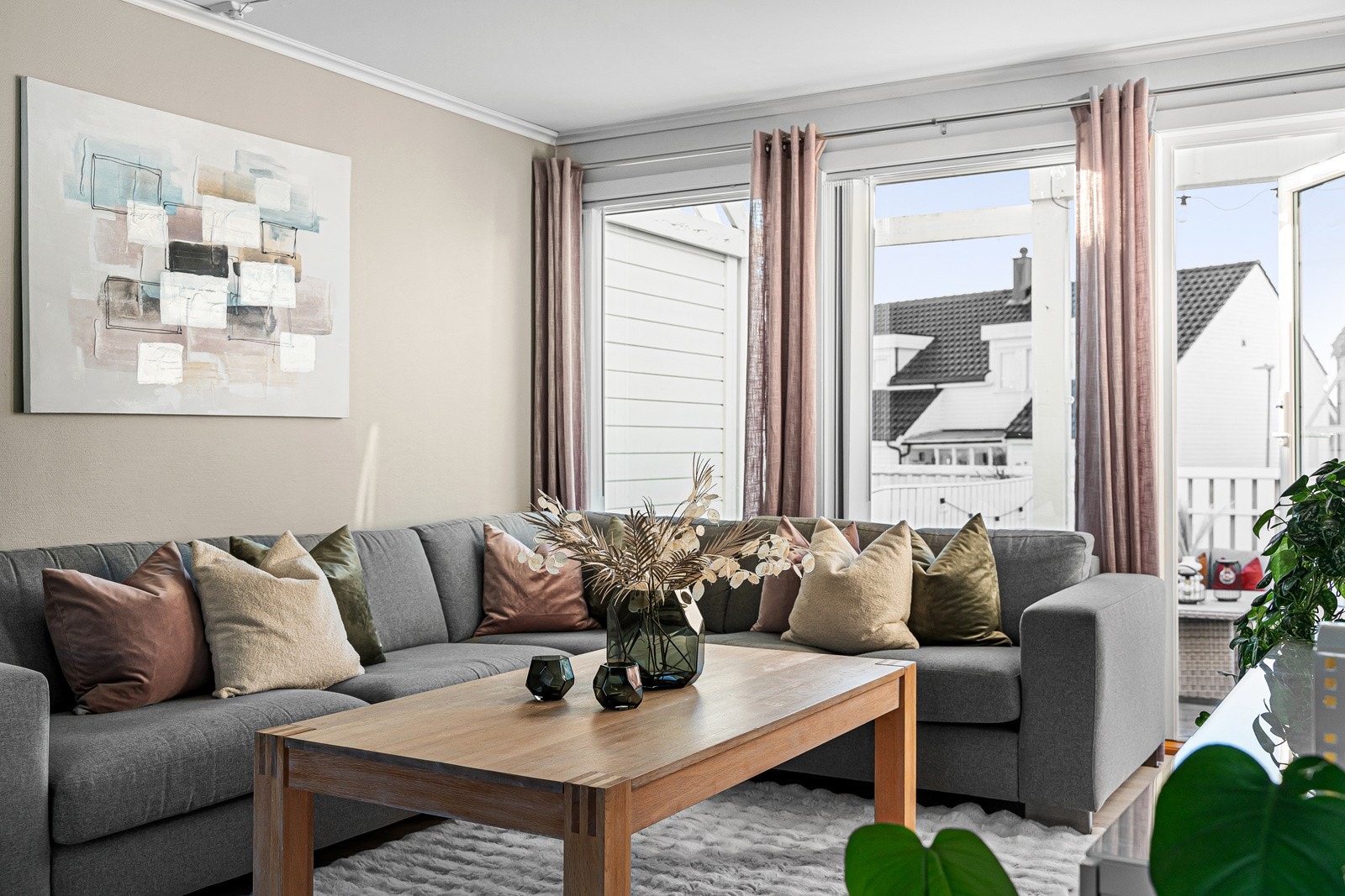 Stilfullt og elegant uttrykk i stuen med lyse overflater og varme detaljer. Galleribilde