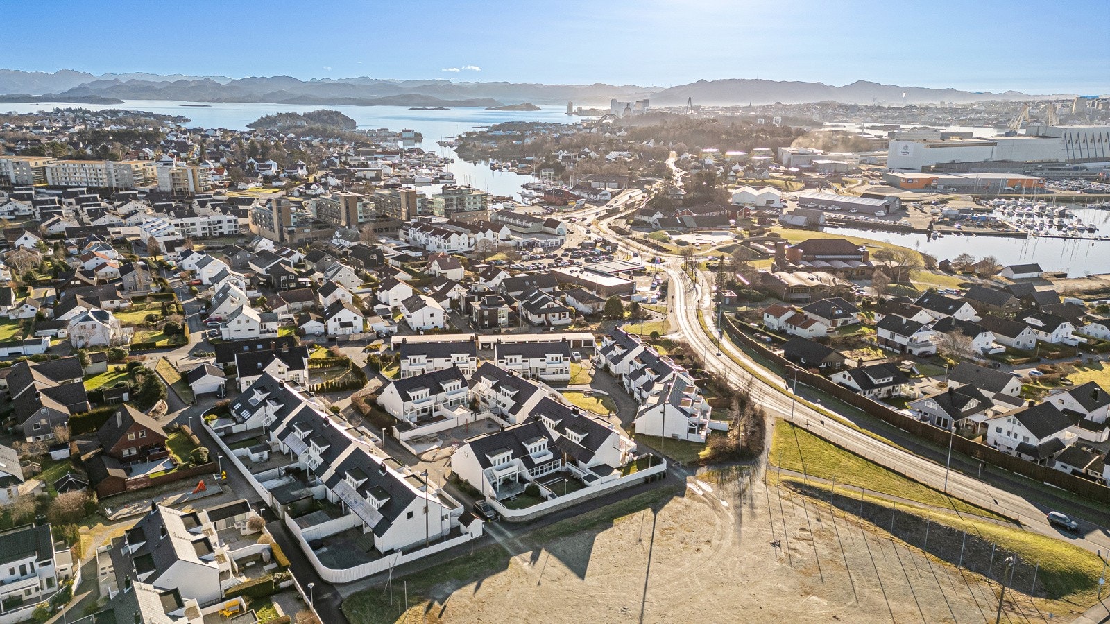 Constitutionens vei 7 ligger i et veletablert nabolag med gode solforhold og flotte rekreasjonsmuligheter Galleribilde