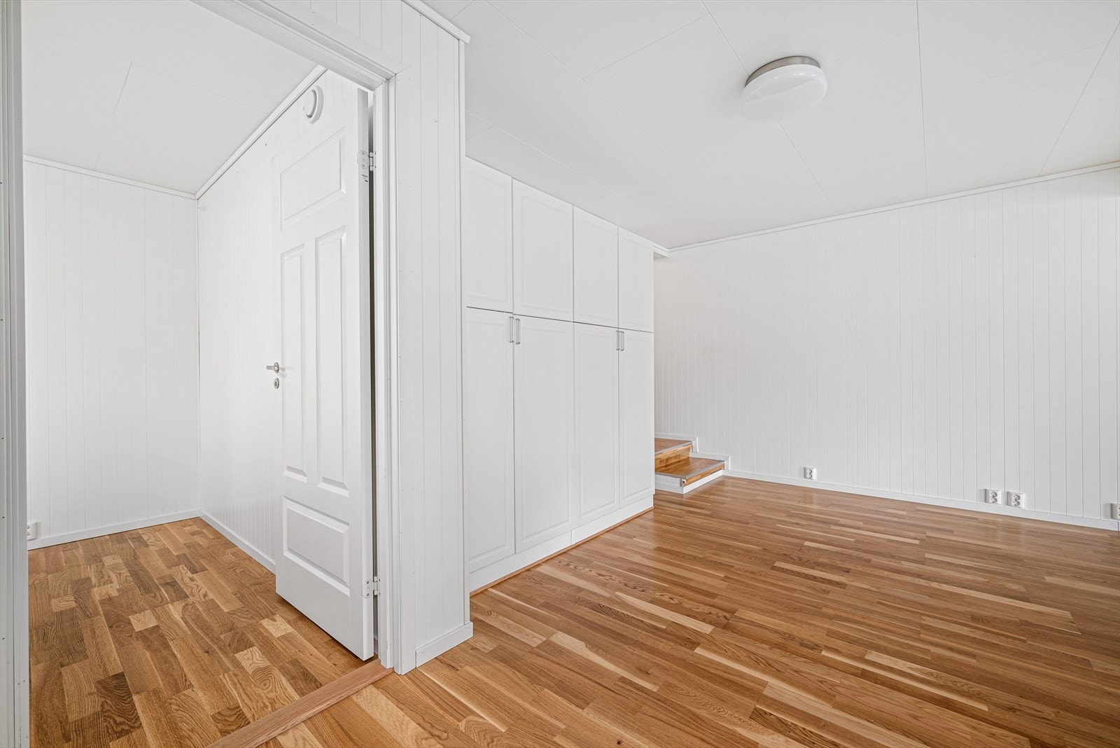 Godt med oppbevaringsplass i doble garderobeskap utenfor soverommene. Det tilhører også en liten bod i kjelleren som bidrar til ekstra oppbevaringsplass. Galleribilde