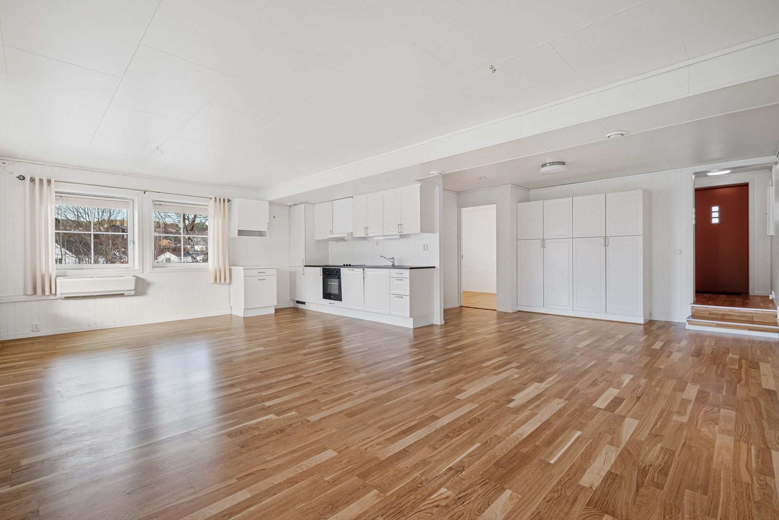 Du kommer inn i gangen og har videre adkomst til bad/vaskerom, stue/kjøkken og 2 soverom. Galleribilde