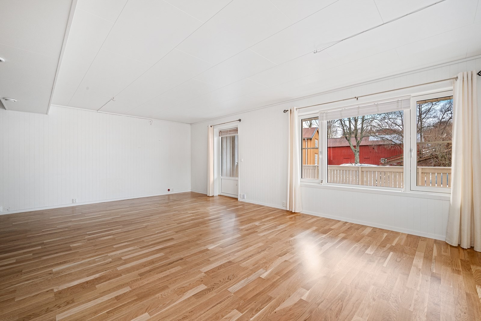Fra stua er det utgang til en overbygd veranda. Galleribilde