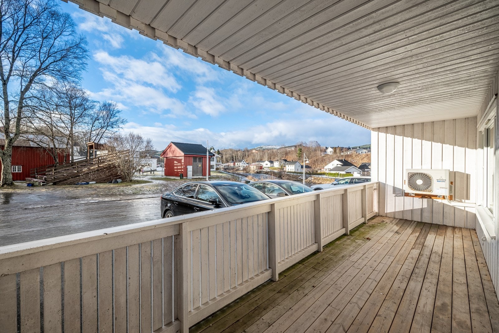 Her er det fint å ta med kaffekoppen ut på finværsdagene. Overbygget bidrar til at uteplassen også kan benyttes på dager med litt dårligere vær. Galleribilde