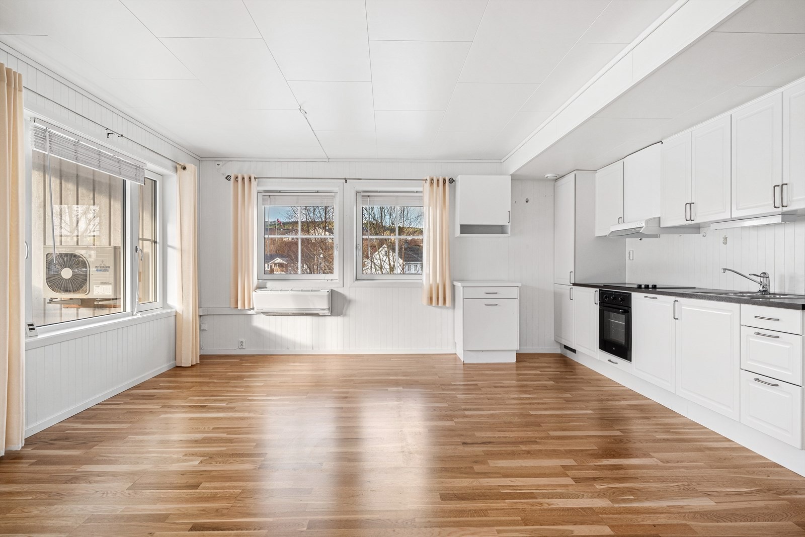 Kjøkkenet er fra Norema og er innredet med nedfelt platetopp og integrert oppvaskmaskin, stekeovn og kjøl/fryseskap som medfølger i handelen. Galleribilde