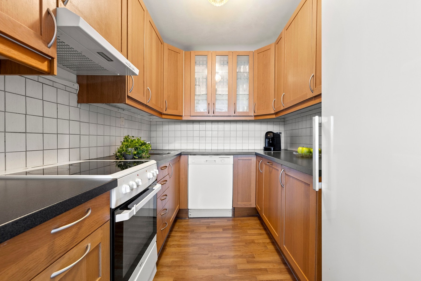 Kjøkkeninnredning med profilerte fronter og laminert benkeplate, rikelig med oppbevaringsplass. Galleribilde