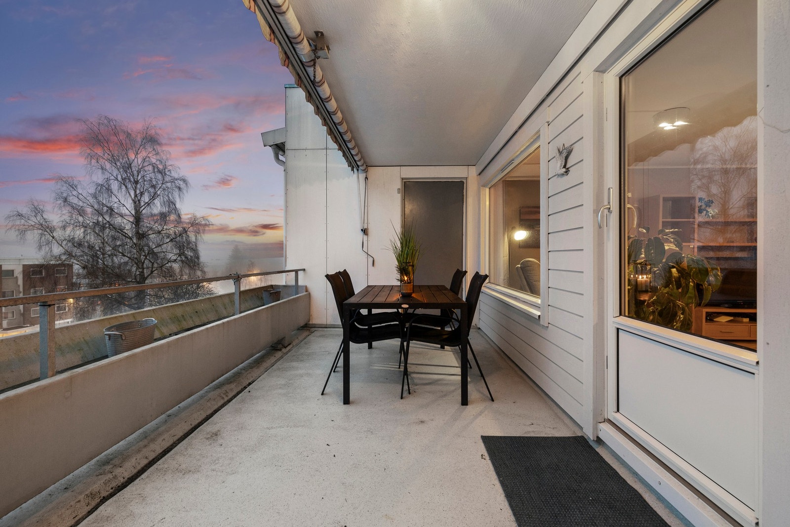 Her har du god plass til diverse utemøbler. Galleribilde