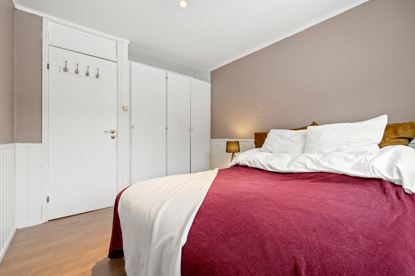 Her har du god plass til dobbeltseng og tilhørende soveromsmøbler. Galleribilde