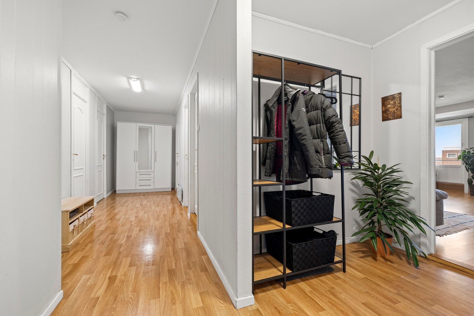 Hyggelig og innbydende entré med god oppbevaringsplass. Galleribilde