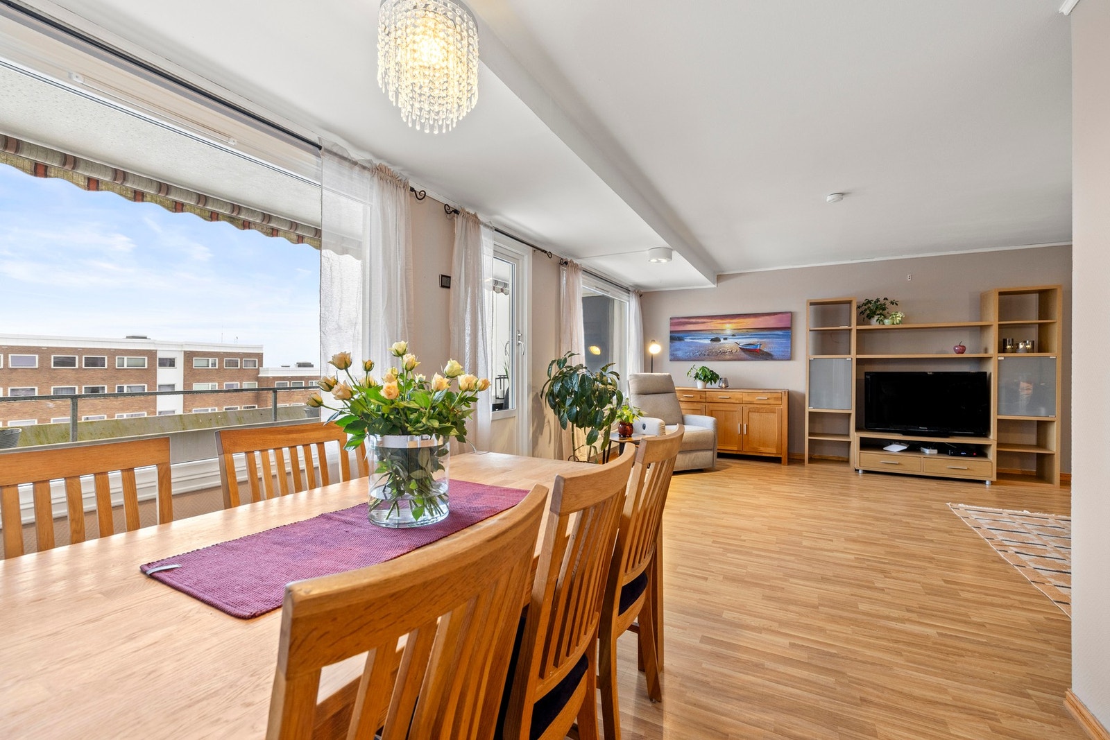 Tilhørende oppholdsrommet har du egen spisedel. Galleribilde