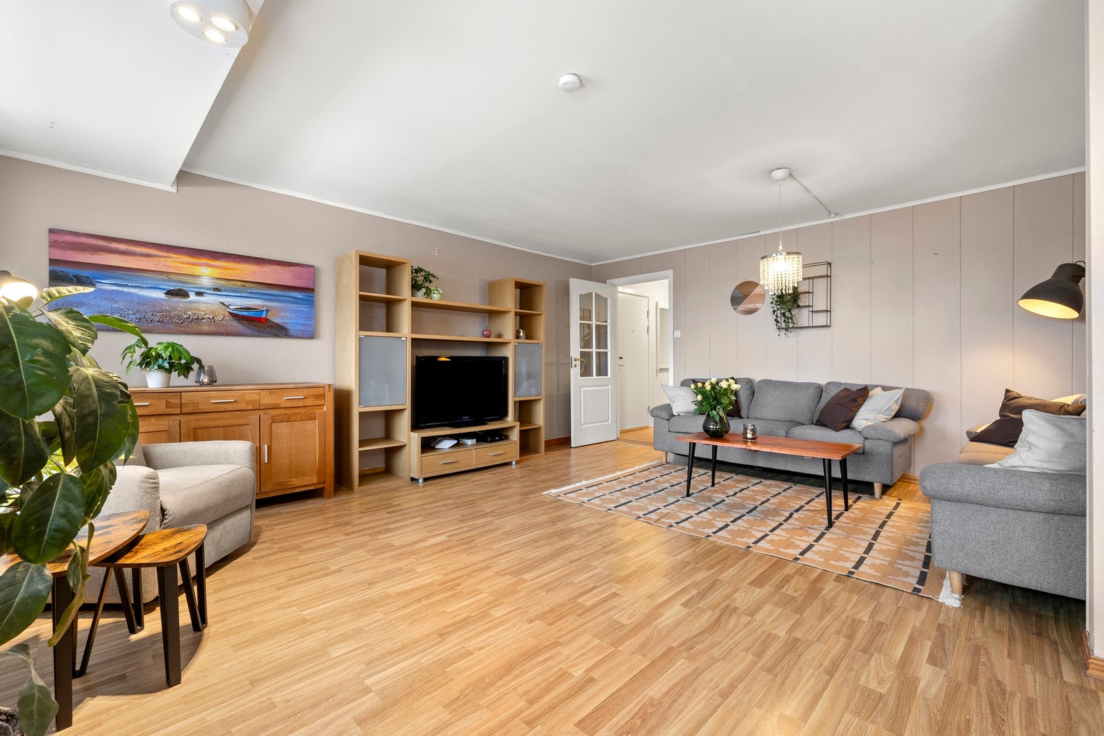 Stuen er romslig og lett å møblere. Galleribilde