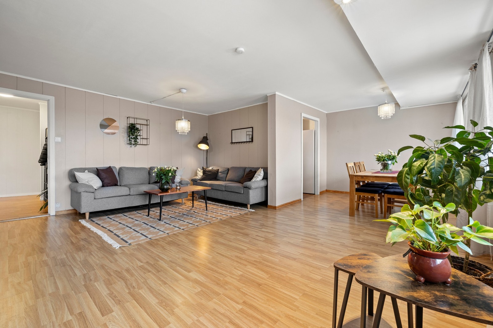 De store vindusflatene gir rikelig med naturlig lys. Galleribilde