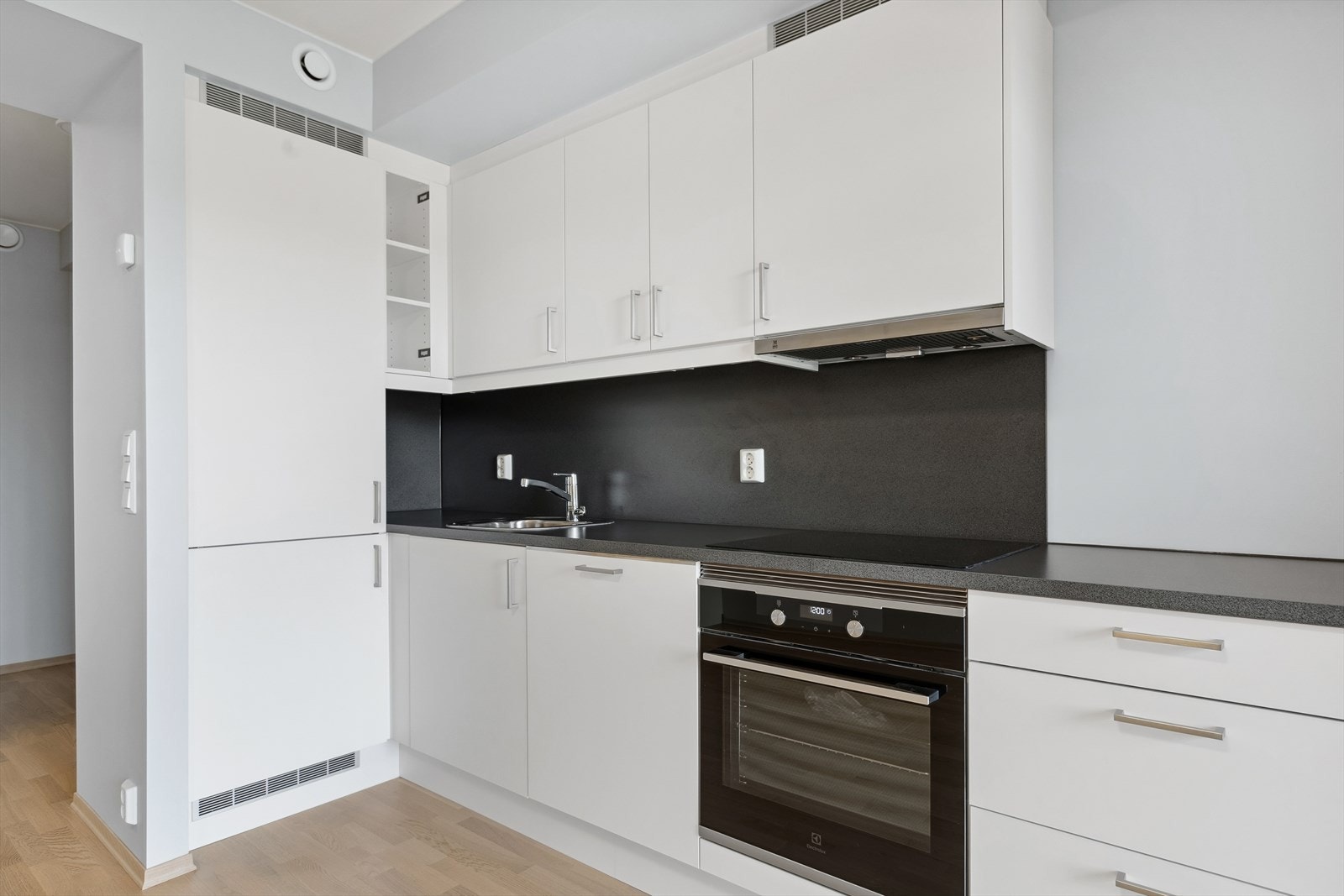 Kjøkkenet har innredning med glatte fronter og benkeplaten er av laminat. Galleribilde