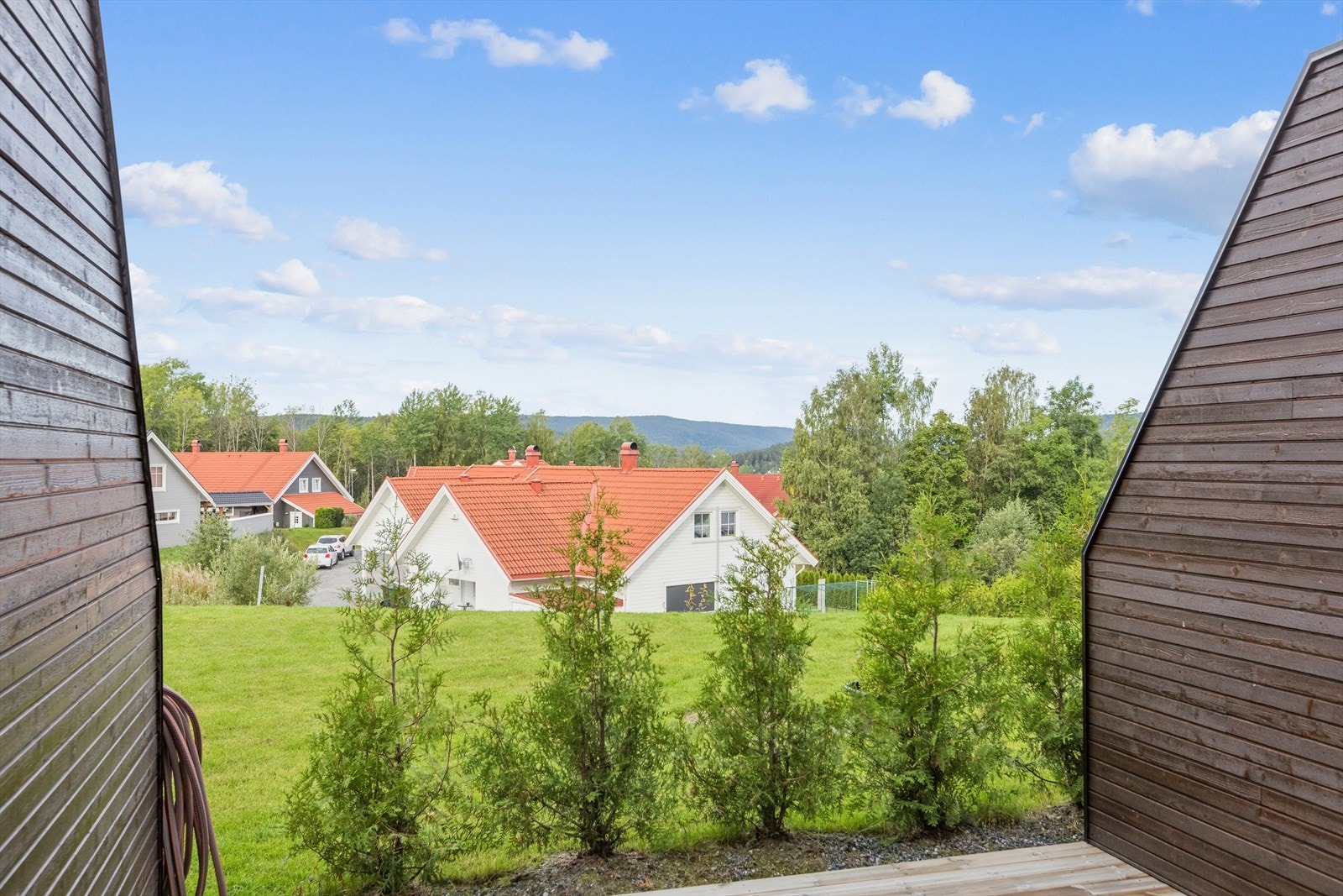 Fra stuen er det utgang til terrasse og fellesarealer med gode solforhold. Galleribilde