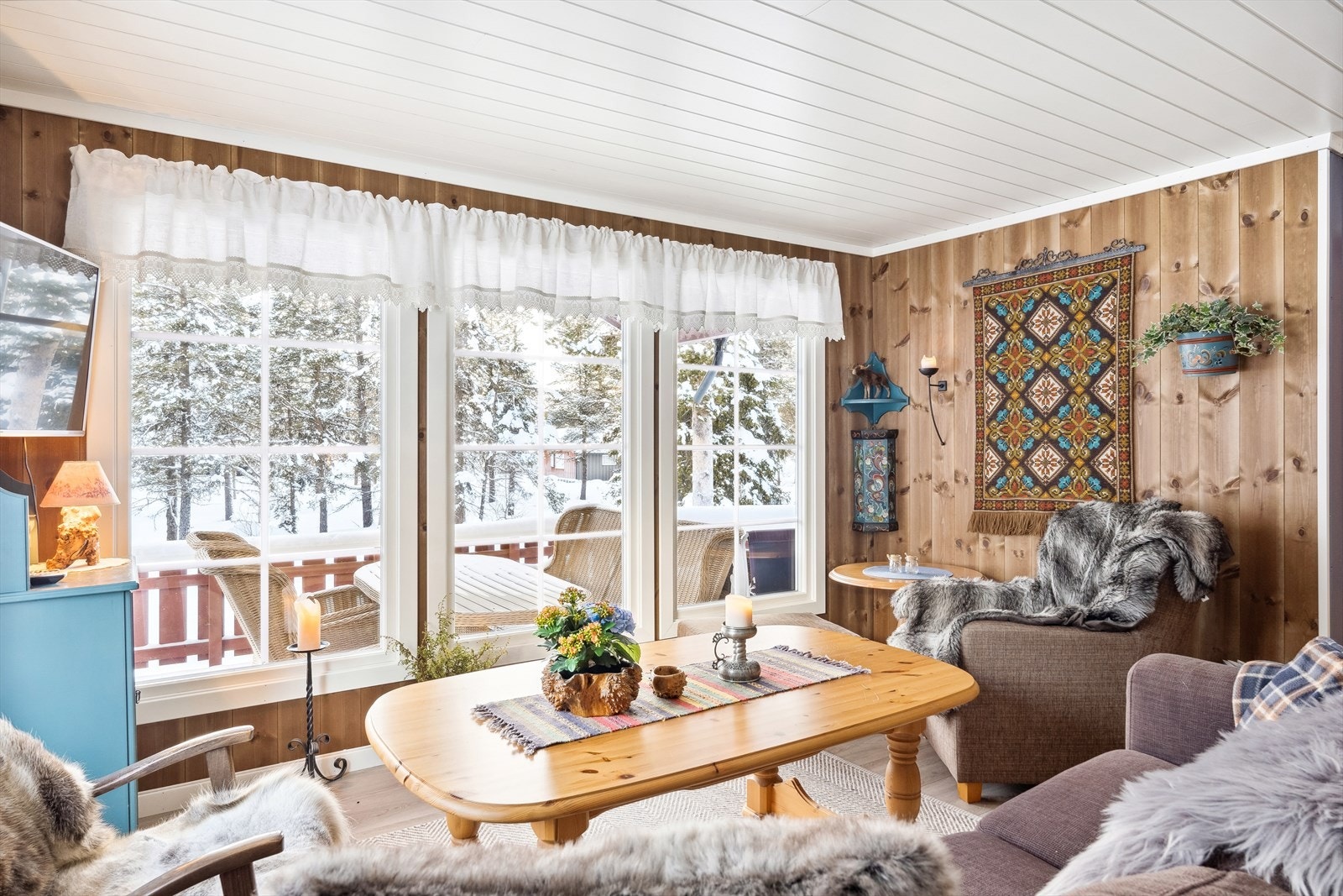 De store vinduene slipper inn mye naturlig lys, og gir en god romfølelse. Galleribilde