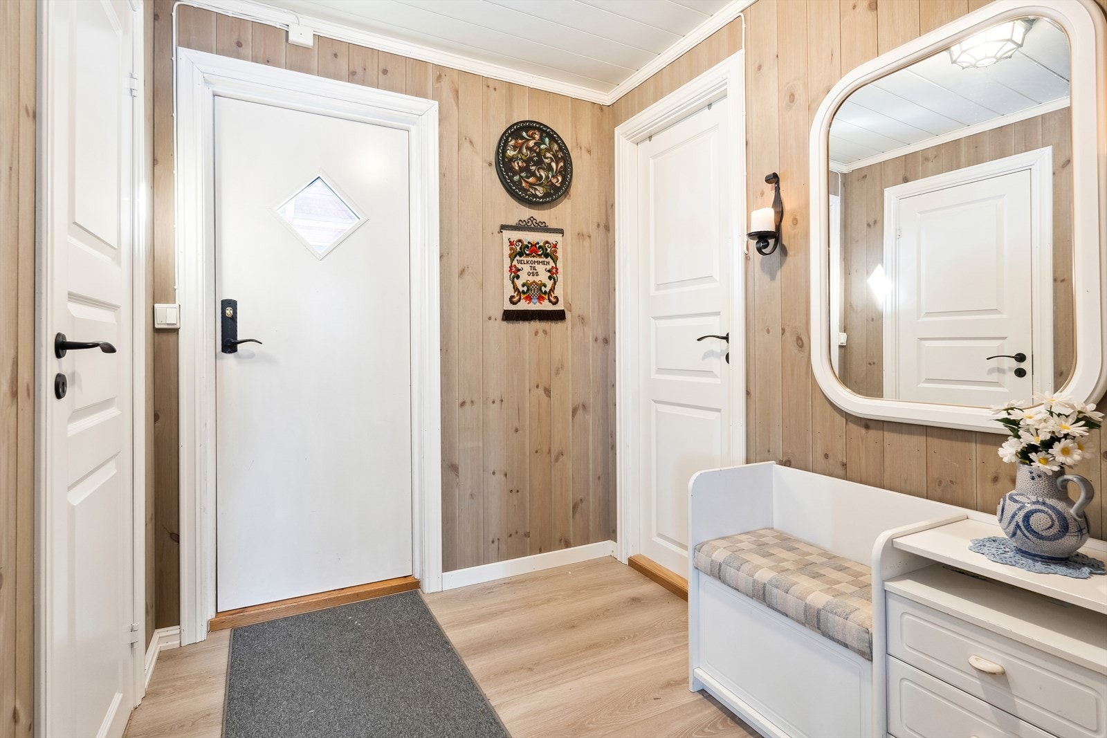 Romslig og hyggelig entré med god plass til å sette fra seg sko og henge fra seg yttertøy. Galleribilde