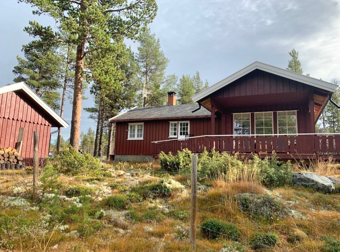 Hytta har usjenert beliggenhet i rolige og fine omgivelser. (Selgers eget bilde) Galleribilde