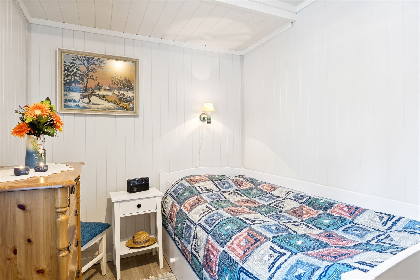 Soverom 2 innredet med enkeltseng. Galleribilde