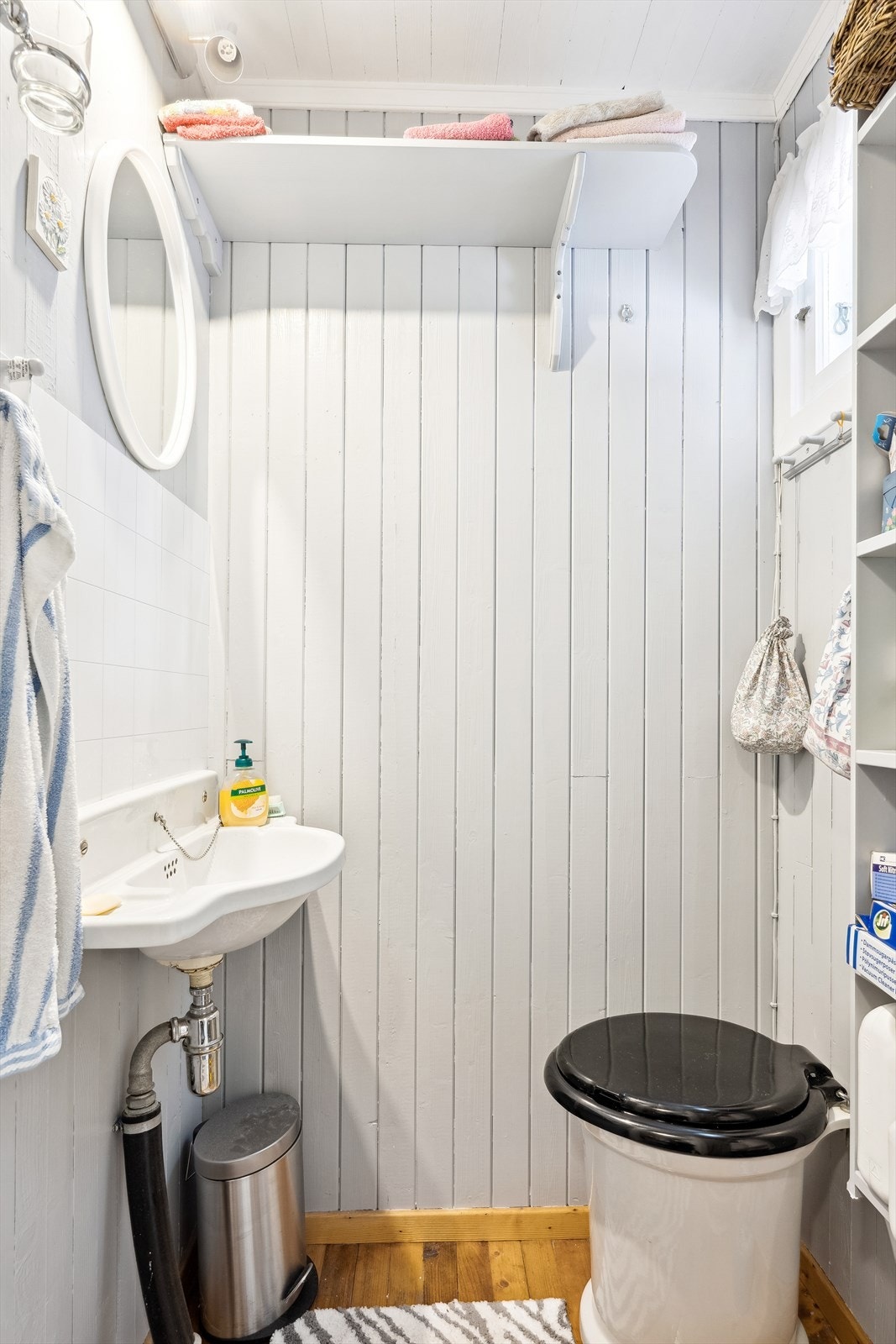 Enkelt vaskerom med urinal og utslagsvask. Galleribilde