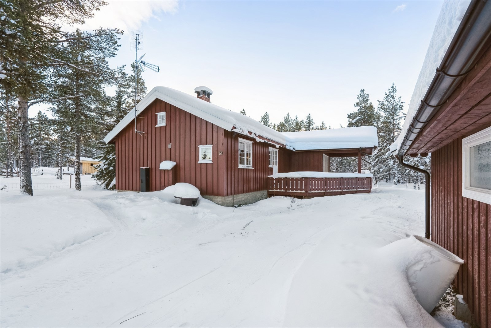 Eiendommens bebyggelse består av hytte, uthus og utedo. Galleribilde