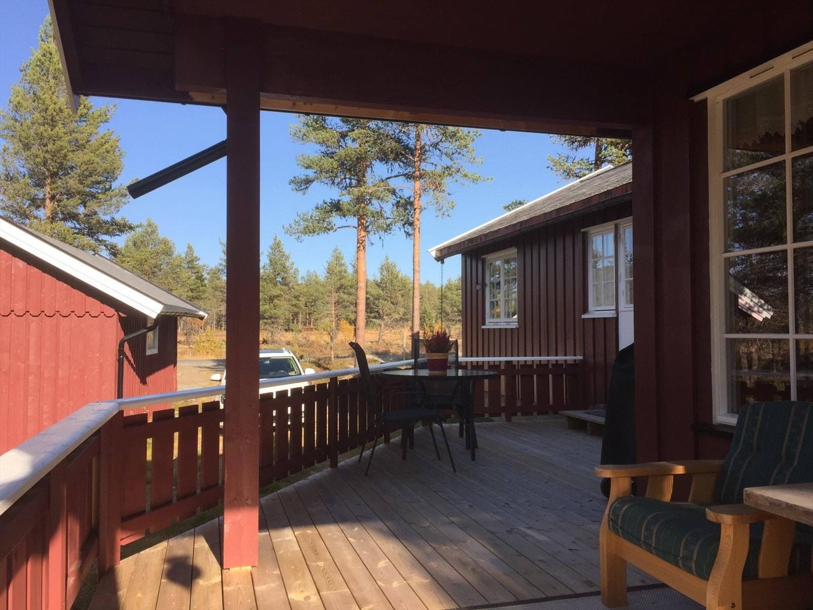 Romslig og delvis overbygget terrasse. (Selgers eget bilde) Galleribilde