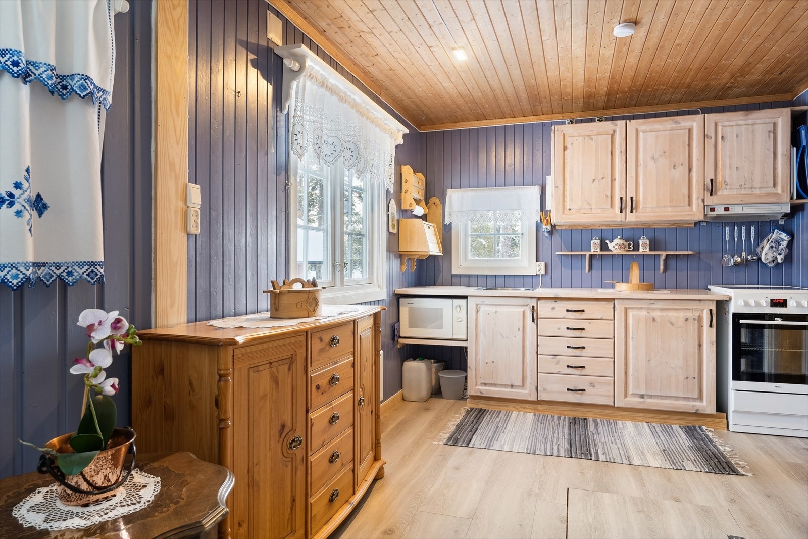 Kjøkkenet ligger i naturlig tilknytting til spisestuen. Galleribilde