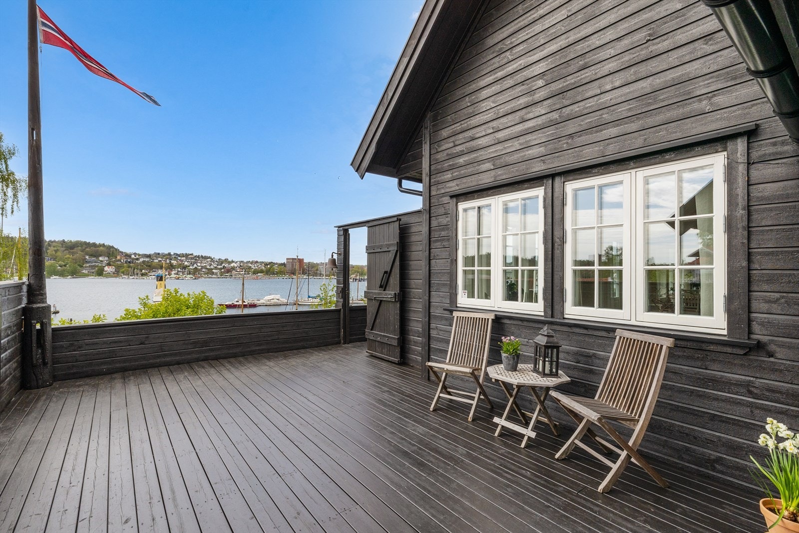 Et steinkast fra fjorden Galleribilde