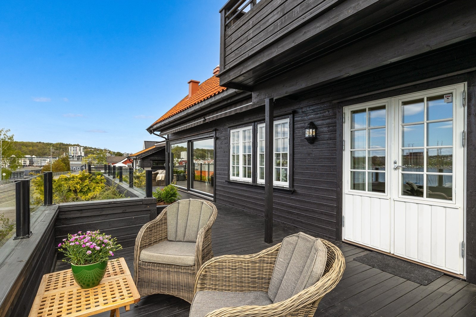 Vegger i 20 cm bindingsverk og kledd med liggende kledning Galleribilde