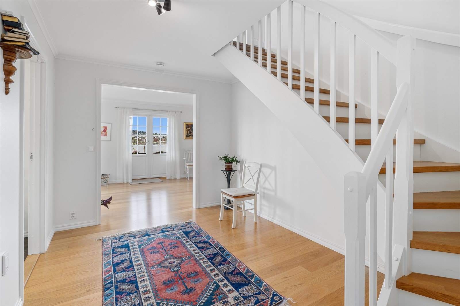 Romslig hall Galleribilde