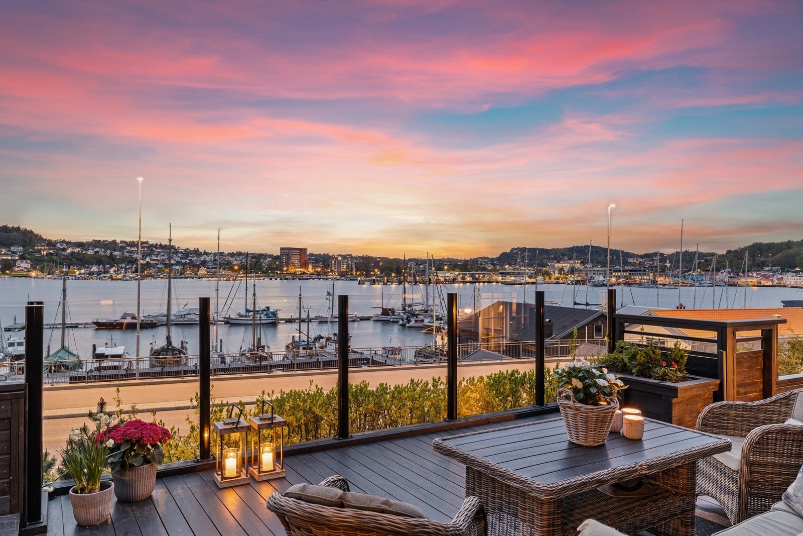 Stor enebolig med pent anneks og isolert garasje Galleribilde