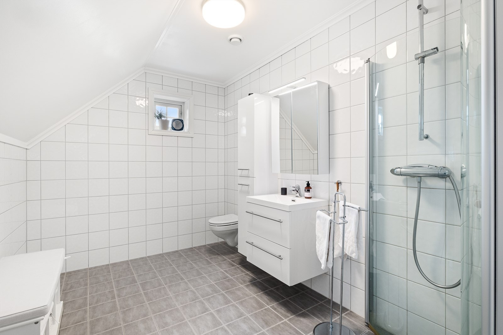 Baderom fra byggeår av fagfolk. Flis på vegger og malt tak. Flis på gulv og elektriske varmekabler Galleribilde