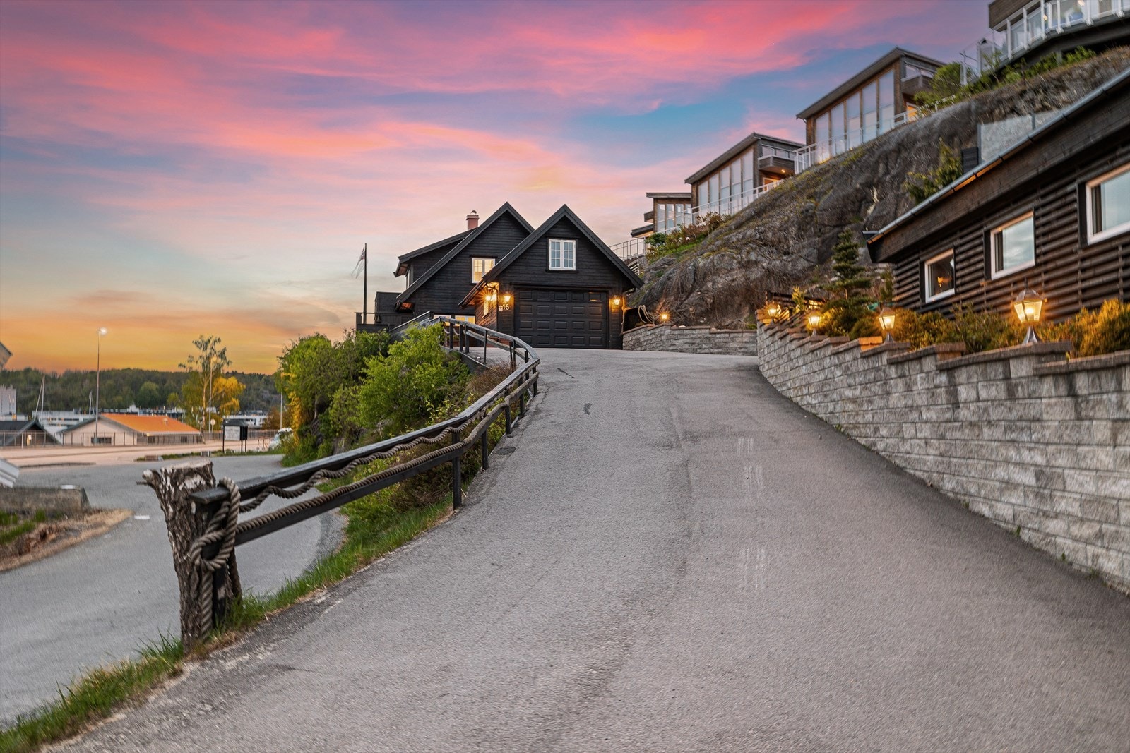 Asfaltert oppkjørsel og gårdsplass Galleribilde