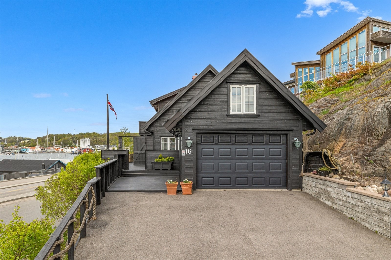 Isolert garasje med elbil-lader og direkte adkomst inn i huset Galleribilde