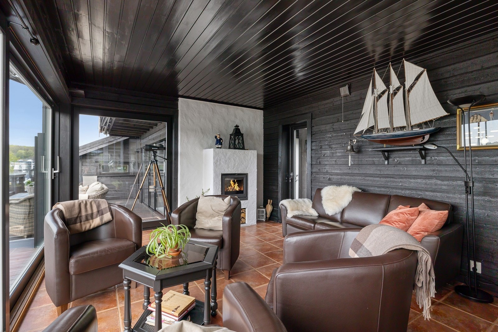 Lun og koselig peisestue Galleribilde