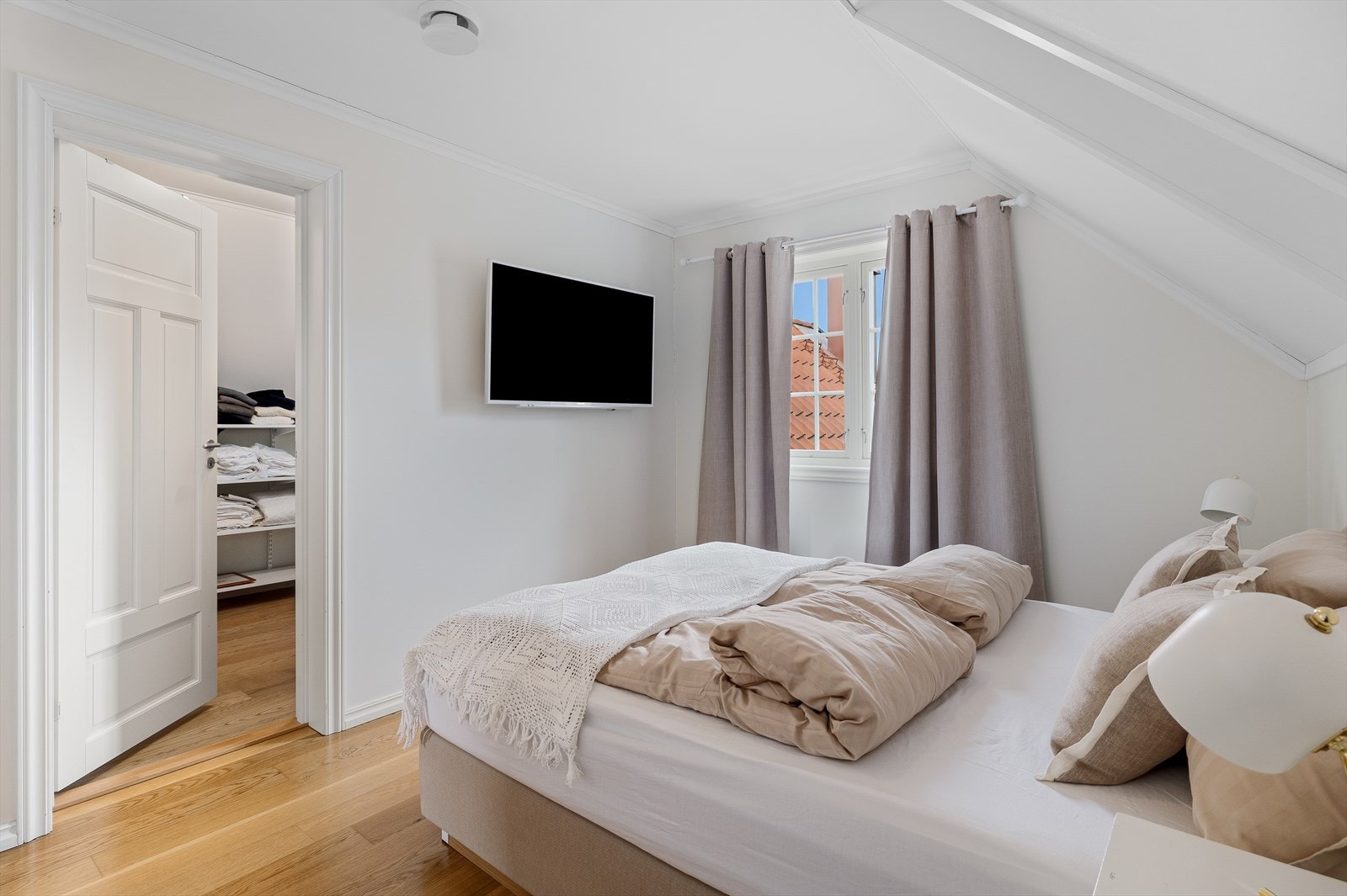 Adkomst til walk-in closet Galleribilde